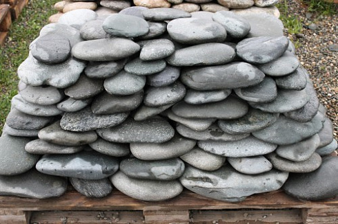 Kamenclub.ru: Галька речная плоская (темно-серая) фр. 100-200-300 мм. купить  в Новороссийске галька речная плоская темно-серый, серый, синий речной галечник плоский 9000 руб/т   фото КАМЕНЬ КЛУБ