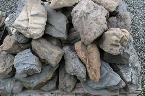 Kamenclub.ru: Песчаник декоративный ландшафтный (фр. 300-500 мм)  купить в Новороссийске песчаник желтый рыжий серый зеленый валун речной окатанный природный песчаника 4 500 руб/т   фото КАМЕНЬ КЛУБ