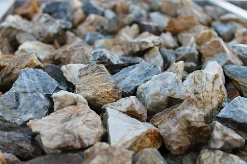 Kamenclub.ru: Мраморная крошка (щебень крошка медовый) фр. 20-40 мм.  купить в Новороссийске мрамор бежевый рыжий желтый ландшафтная мраморная крошка 12000 руб/т   фото КАМЕНЬ КЛУБ