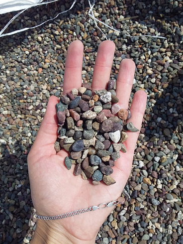 Kamenclub.ru: Галька речная окат цветная фр.5-10 мм. купить  в Новороссийске галька речная белый, серый, красноватый, синий, темно-серый речная окатанная галька декоративная 6800 руб/т   фото КАМЕНЬ КЛУБ