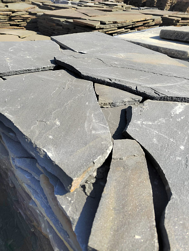 Kamenclub.ru: Песчаник пластушка светло-серый (3,0 см)  купить в Новороссийске песчаник светло-серый, серый песчаник рваный ландшафтный колотый 13800 руб/м3   фото КАМЕНЬ КЛУБ