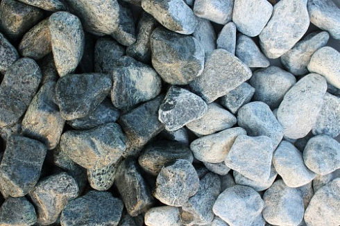 Kamenclub.ru: Щебень галтованный зеленый (змеевик) фр. 50-100 мм.  купить в Новороссийске галтовка мраморная зеленый, салатовый мрамор 12 500 руб/т   фото КАМЕНЬ КЛУБ