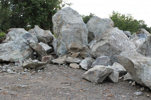 Kamenclub.ru: Змеевик скальник фр. 500-1500 мм.  купить в Новороссийске змеевик зеленый серый черный глыба скальная колотая 7500 руб/т   фото КАМЕНЬ КЛУБ