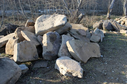 Kamenclub.ru: Песчаник плиты - плахи - пошаговые дорожки (фр. 70-150 мм)  купить в Новороссийске песчаник серый бежевый желтый зеленый колотый песчаник строительный 6500 руб/т   фото КАМЕНЬ КЛУБ