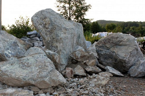 Kamenclub.ru: Змеевик скальник фр. 500-1500 мм.  купить в Новороссийске змеевик зеленый серый черный глыба скальная колотая 7500 руб/т   фото КАМЕНЬ КЛУБ