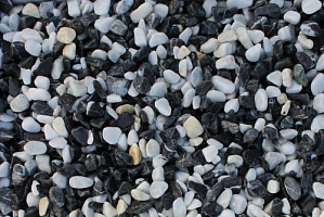 Kamenclub.ru: Мраморная крошка (щебень галтованный микс:белый-черный) фр.10-20 мм.  купить в Новороссийске мрамор белый, черный окатанные округлые декоративные ландшафтные камни щебня 15500 руб/т   фото КАМЕНЬ КЛУБ