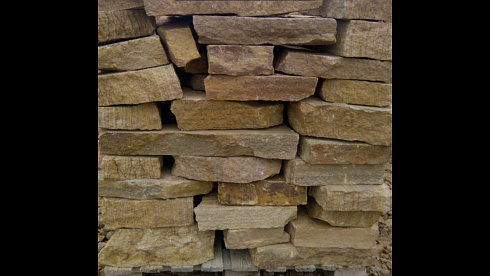 Kamenclub.ru: Песчаник пластушка желтый с рисунком (4-6 см)  купить в Новороссийске плитняк пластушка желтый с рисунком песчаник 9 000 руб/м3   фото КАМЕНЬ КЛУБ