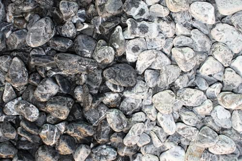 Kamenclub.ru: Щебень галтованный черный (мрамор) фр.20-40 мм.  купить в Новороссийске мрамор черный с белыми прожилками мрамор окатанный округлый 15000 руб/т   фото КАМЕНЬ КЛУБ