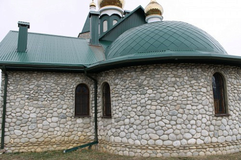 Kamenclub.ru: Галька речная плоская (бело-серая) фр. 100-200-300 мм. купить  в Новороссийске галька речная плоская серый, белый, бело-серый, серо-белый речная галька плоская  9000 руб/т   фото КАМЕНЬ КЛУБ