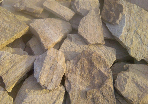 Kamenclub.ru: Песчаник пластушка "фонтанка" желтая (3,0 - 5,0 см)  купить в Новороссийске песчаник желтая, рыжий, желтый песчаник колотый рваный со сколом облицовочный 16200 руб/м3   фото КАМЕНЬ КЛУБ