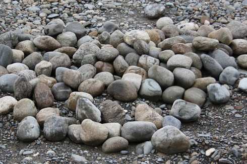 Kamenclub.ru: Речной валун (Ассорти) фр.100-300 мм.  купить в Новороссийске галечник серый, темно-серый, светло-серый речная галька крупных размеров 4200 руб/т   фото КАМЕНЬ КЛУБ