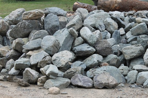 Kamenclub.ru: Гранит скальник (серо-зеленый) фр. 100-500 мм.  купить в Новороссийске гранит зеленый, серый, салатовый крупный ландшафтный валун 6 000 руб/т   фото КАМЕНЬ КЛУБ