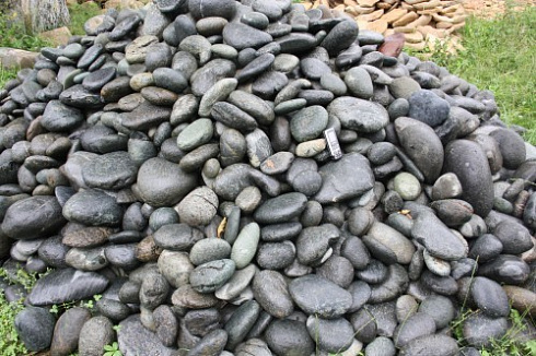 Kamenclub.ru: Темно-серый валунчик фр.100-300 мм.  купить в Новороссийске крупный природный камень серый, темно-серый, светло-серый речная галька большого размера окатанная 4500 руб/т   фото КАМЕНЬ КЛУБ