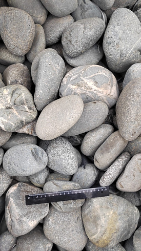 Kamenclub.ru: Галька речная окат (темно-серая) фр. 70-150 мм. купить  в Новороссийске галька речная темно-серая, синяя, серая речная галька округлая  8000 руб/т   фото КАМЕНЬ КЛУБ