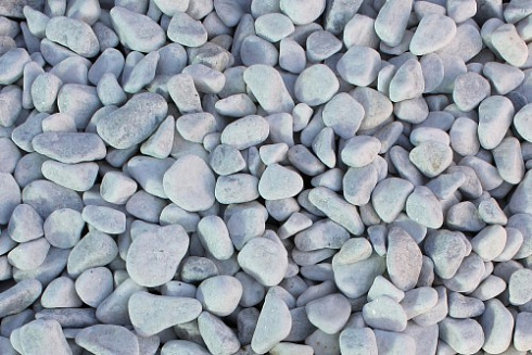 Kamenclub.ru: Щебень галтованный белый (мрамор) фр.5-10 мм.  купить в Новороссийске мрамор белый, айвори, молочный каменная мраморная декоративная ландшафтная крошка 17000 руб/т   фото КАМЕНЬ КЛУБ