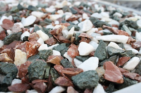 Kamenclub.ru: Мраморная крошка (щебень крошка микс: белый-зеленый-розовый) фр. 10-20 мм.  купить в Новороссийске мрамор белый, зеленый, розовый декоративный ландшафтный колотый щебень 12000 руб/т   фото КАМЕНЬ КЛУБ