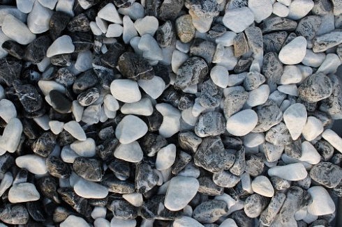 Kamenclub.ru: Мраморная крошка (щебень галтованный микс:: белый-черный) фр.20-40 мм  купить в Новороссийске мрамор белый, черный мраморный галтованный щебень 15500 руб/т   фото КАМЕНЬ КЛУБ