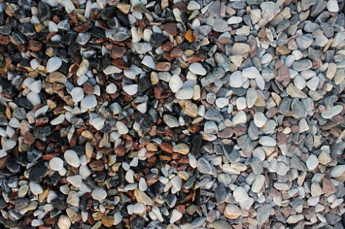 Kamenclub.ru: Мраморная крошка (щебень галтованный микс:белый-черный-розовый-медовый) фр.10-20 мм.  купить в Новороссийске мрамор белый, медовый, черный, розовый мраморный декоративный ландшафтный окатанный округлый галтованный щебень 15500 руб/т   фото КАМЕНЬ КЛУБ