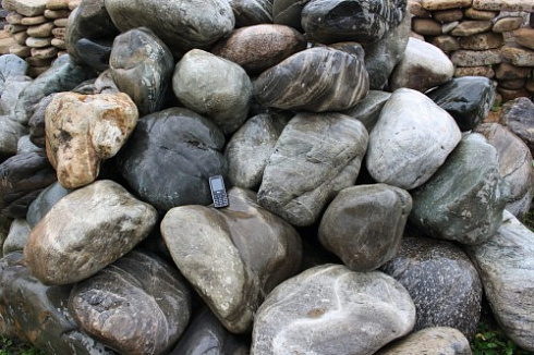 Kamenclub.ru: Речной валун Кабанчик фр.300-500 мм.  купить в Новороссийске крупный природный камень галька серый, темно-серый речной валун галечник масштабный 7000 руб/т   фото КАМЕНЬ КЛУБ