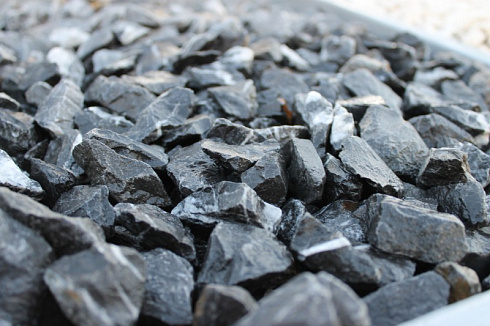 Kamenclub.ru: Щебень крошка черный (мрамор) фр. 5-10 мм.  купить в Новороссийске мрамор черный с белыми прожилками, черный, белый мраморная крошка декоративная ландшафтная 11000 руб/т   фото КАМЕНЬ КЛУБ