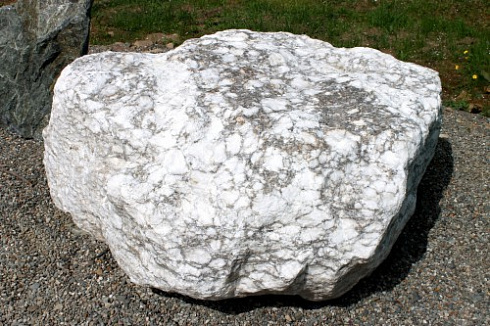 Kamenclub.ru: Мраморизированный известняк фр.500-1500 мм.  купить в Новороссийске    10000 руб/т   фото КАМЕНЬ КЛУБ