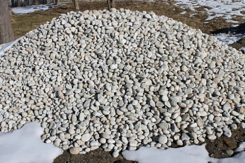 Kamenclub.ru: Галька речная окат (серо-белая) фр. 70-120 мм купить  в Новороссийске галька галечник бело-серая, серо-белая, серая, белая речная природная галька  8000 руб/т   фото КАМЕНЬ КЛУБ