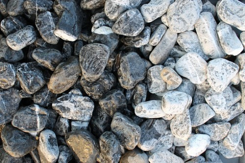 Kamenclub.ru: Щебень галтованный черный (мрамор) фр. 50-100 мм.  купить в Новороссийске мрамор черный с белыми прожилками щебень ландшафтный мраморный 15000 руб/т   фото КАМЕНЬ КЛУБ