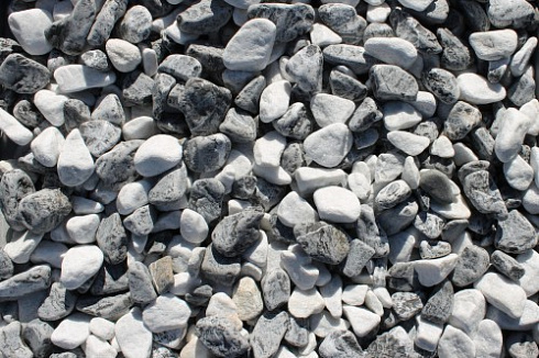 Kamenclub.ru: Мраморная крошка (щебень галтованный микс:: белый-черный) фр.20-40 мм  купить в Новороссийске мрамор белый, черный мраморный галтованный щебень 15500 руб/т   фото КАМЕНЬ КЛУБ