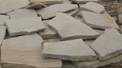 Kamenclub.ru: Песчаник пластушка светло-серый (2,0 см)  купить в Новороссийске плитняк- ластушка светло-серый, серый рваный ландшафтный плитняк колотый 13800 руб/м3   фото КАМЕНЬ КЛУБ