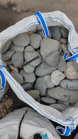 Kamenclub.ru: Галька речная плоская (темно-серая) фр. 70-150 мм. купить  в Новороссийске галечник природный темно-серый серый синий речная плоская природная окатанная  9000 руб/т   фото КАМЕНЬ КЛУБ