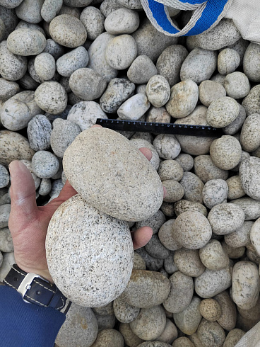 Kamenclub.ru: Галька речная окат (серо-белая) фр. 70-120 мм купить  в Новороссийске галька галечник бело-серая, серо-белая, серая, белая речная природная галька  8000 руб/т   фото КАМЕНЬ КЛУБ