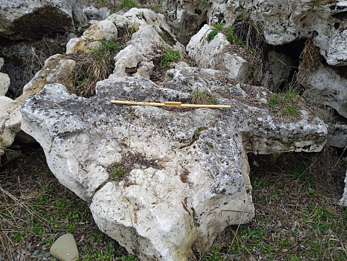 Kamenclub.ru: Выветренный известняк (степной) фр. 500-1500 мм.  купить в Новороссийске    10000 руб/т   фото КАМЕНЬ КЛУБ