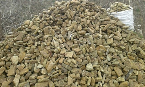 Kamenclub.ru: Песчаник для строительства и кладки блочный (фр 100-200 мм)  купить в Новороссийске песчаник бежевый серый рыжий валун мелкий для строительства песчаник 6500 руб/т   фото КАМЕНЬ КЛУБ