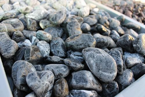 Kamenclub.ru: Щебень галтованный черный (мрамор) фр.20-40 мм.  купить в Новороссийске мрамор черный с белыми прожилками мрамор окатанный округлый 15000 руб/т   фото КАМЕНЬ КЛУБ