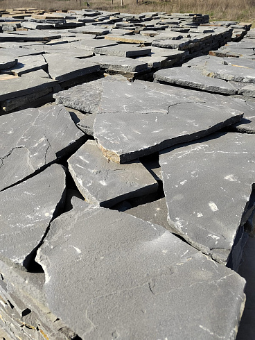 Kamenclub.ru: Песчаник пластушка светло-серый (2,0 см)  купить в Новороссийске плитняк- ластушка светло-серый, серый рваный ландшафтный плитняк колотый 13800 руб/м3   фото КАМЕНЬ КЛУБ