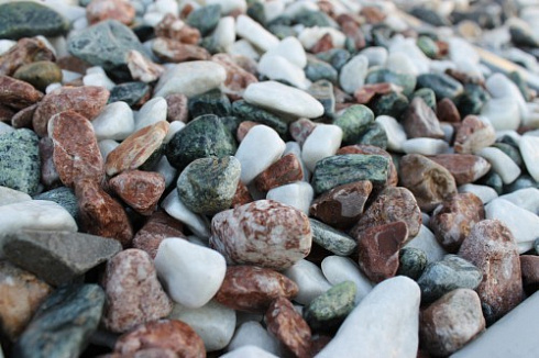 Kamenclub.ru: Мраморная крошка (щебень галтованный микс:белый-зеленый-розовый) фр.20-40 мм.  купить в Новороссийске мрамор белый, зеленый, розовый мрамор декоративный (галтовка) 15500 руб/т   фото КАМЕНЬ КЛУБ