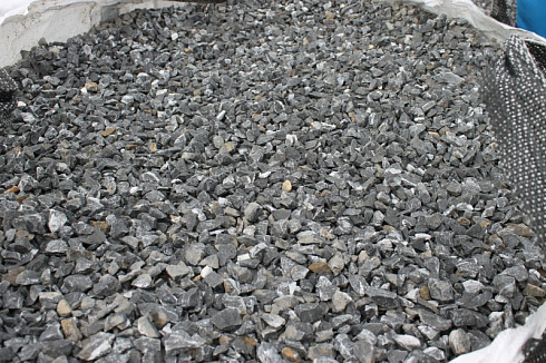 Kamenclub.ru: Щебень крошка черный (мрамор) фр. 40-70 мм.  купить в Новороссийске мрамор черный с белыми прожилками, черный, белый декоративный щебень 11000 руб/т   фото КАМЕНЬ КЛУБ