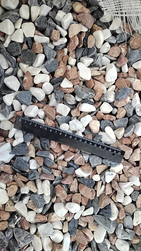 Kamenclub.ru: Мраморная крошка (щебень галтованный микс:белый-зеленый-розовый) фр.20-40 мм.  купить в Новороссийске мрамор белый, зеленый, розовый мрамор декоративный (галтовка) 15500 руб/т   фото КАМЕНЬ КЛУБ