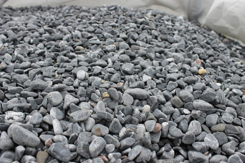 Kamenclub.ru: Щебень галтованный черный (мрамор) фр.10-20 мм.  купить в Новороссийске мрамор черный с белыми прожилками, черный, белый окатанный округлый ландшафтный декоративный щебень 15000 руб/т   фото КАМЕНЬ КЛУБ