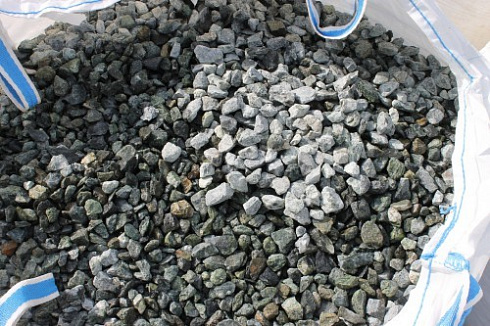 Kamenclub.ru: Щебень крошка зеленый (змеевик) фр. 20-40 мм.  купить в Новороссийске мрамор зеленый, салатовый ландшафтная мраморная крошка 8500 руб/т   фото КАМЕНЬ КЛУБ