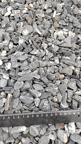 Kamenclub.ru: Щебень галтованный черный (мрамор) фр.10-20 мм.  купить в Новороссийске мрамор черный с белыми прожилками, черный, белый окатанный округлый ландшафтный декоративный щебень 15000 руб/т   фото КАМЕНЬ КЛУБ