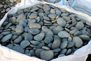 Kamenclub.ru: Галька речная плоская (темно-серая) фр. 100-200-300 мм. купить в Новороссийске галька речная плоская темно-серый, серый, синий речной галечник плоский 9000 руб/т   фото КАМЕНЬ КЛУБ