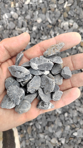 Kamenclub.ru: Щебень галтованный черный (мрамор) фр.10-20 мм.  купить в Новороссийске мрамор черный с белыми прожилками, черный, белый окатанный округлый ландшафтный декоративный щебень 15000 руб/т   фото КАМЕНЬ КЛУБ