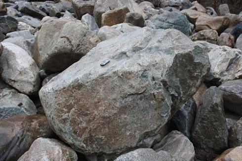 Kamenclub.ru: Гранит скальник (серо-зеленый) фр. 500-1500 мм.  купить в Новороссийске гранит мрамор  серый зеленый темно-серый глыба скальная колотая ландшафтная 7 500 руб/т   фото КАМЕНЬ КЛУБ