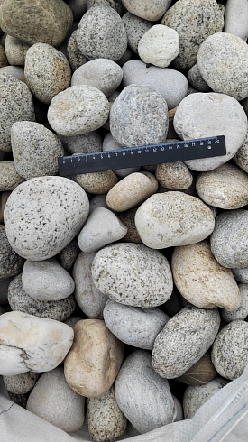 Kamenclub.ru: Галька речная окат (серо-белая) фр. 70-120 мм купить  в Новороссийске галька галечник бело-серая, серо-белая, серая, белая речная природная галька  8000 руб/т   фото КАМЕНЬ КЛУБ