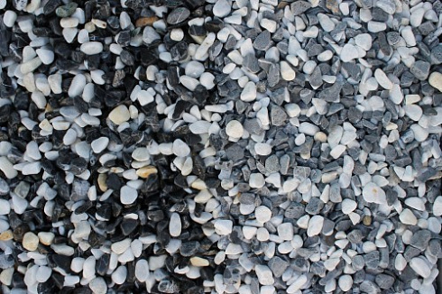 Kamenclub.ru: Мраморная крошка (щебень галтованный микс:белый-черный) фр.10-20 мм.  купить в Новороссийске мрамор белый, черный окатанные округлые декоративные ландшафтные камни щебня 15500 руб/т   фото КАМЕНЬ КЛУБ
