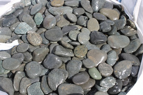 Kamenclub.ru: Галька речная плоская (темно-серая) фр. 100-200-300 мм. купить  в Новороссийске галька речная плоская темно-серый, серый, синий речной галечник плоский 9000 руб/т   фото КАМЕНЬ КЛУБ