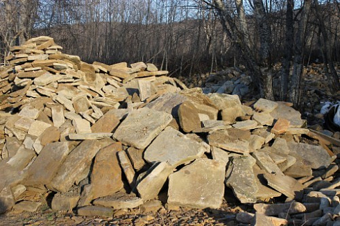 Kamenclub.ru: Песчаник плиты - плахи - пошаговые дорожки (фр. 70-150 мм)  купить в Новороссийске песчаник серый бежевый желтый зеленый колотый песчаник строительный 6500 руб/т   фото КАМЕНЬ КЛУБ