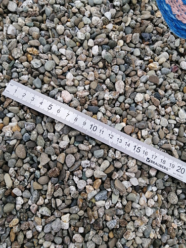 Kamenclub.ru: Галька речная окат (серая) фр.3-5 мм купить  в Новороссийске галька речная серая бежевый темно-серый окатанный речной камень округлый 9500 руб/т   фото КАМЕНЬ КЛУБ