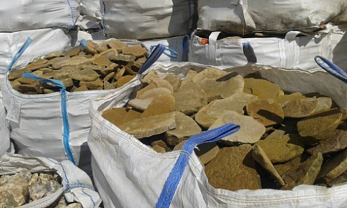 Kamenclub.ru: Песчаник колотый для облицовки (фр. 2-3 см)  купить в Новороссийске песчаник бежевый серый рыжий песчаник строительный 5000 руб/т   фото КАМЕНЬ КЛУБ